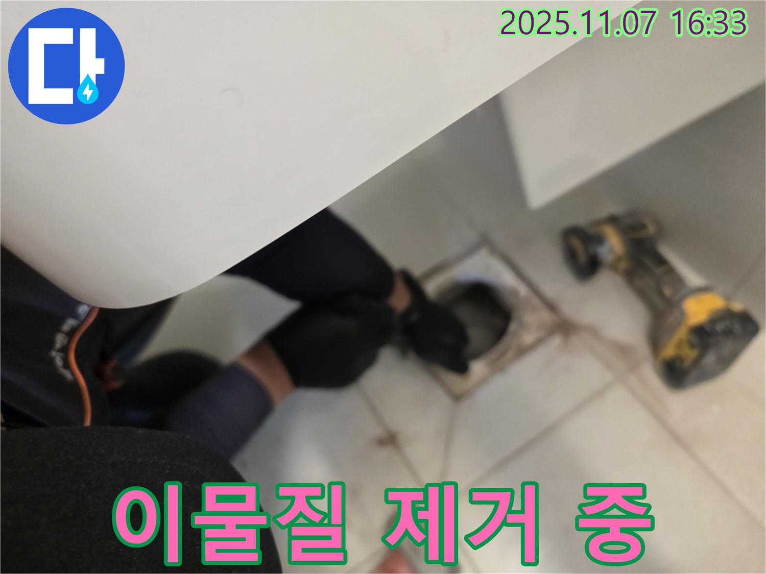 김포 사우동 세면대 배수구의 이물질을 제거하여 배수 흐름을 개선하고 있습니다.
