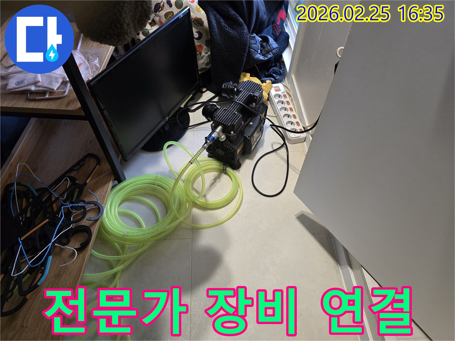 누수-전문가가-정확한-탐지를-위해-장비를-꼼꼼히-연결하는-모습