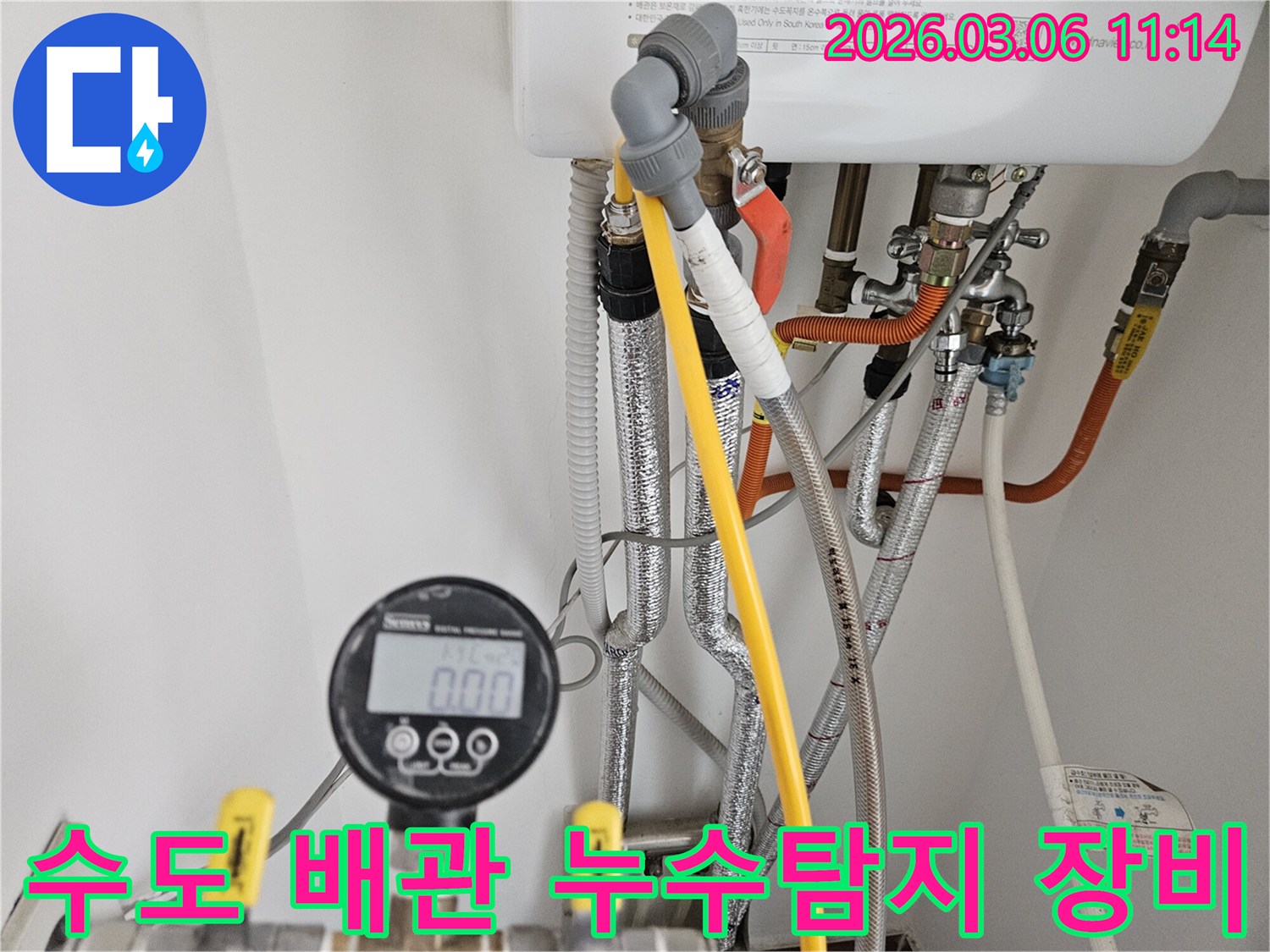 상가-건물의-수도-배관에서-발생한-누수를-찾기-위해-정밀-압력-측정-장비를-연결하여-검사하는-과정입니다.