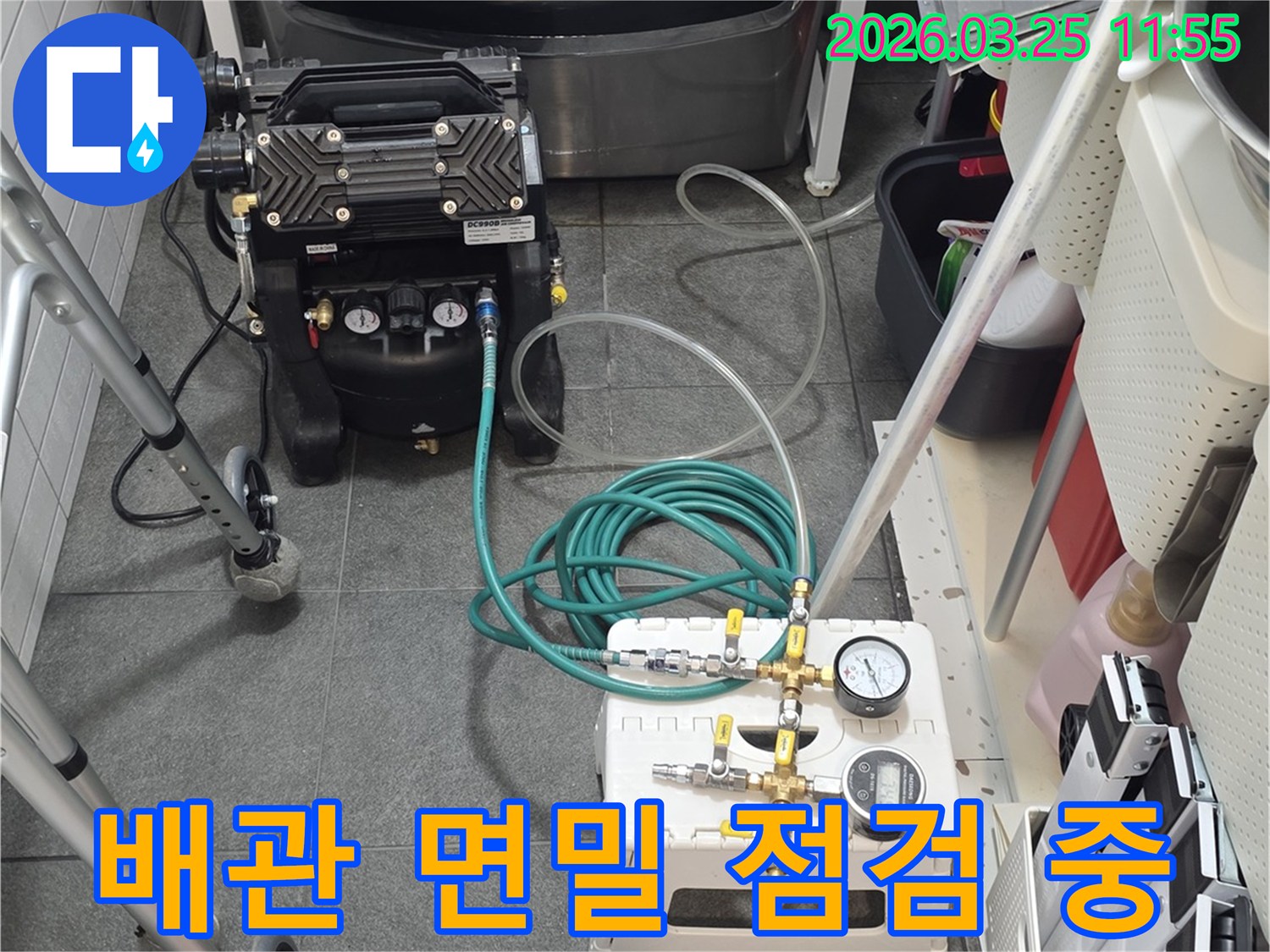 전문 엔지니어가 배관의 누수 여부를 확인하기 위해 정밀 압력 테스트 장비를 사용하여 꼼꼼하게 면밀히 점검하는 모습