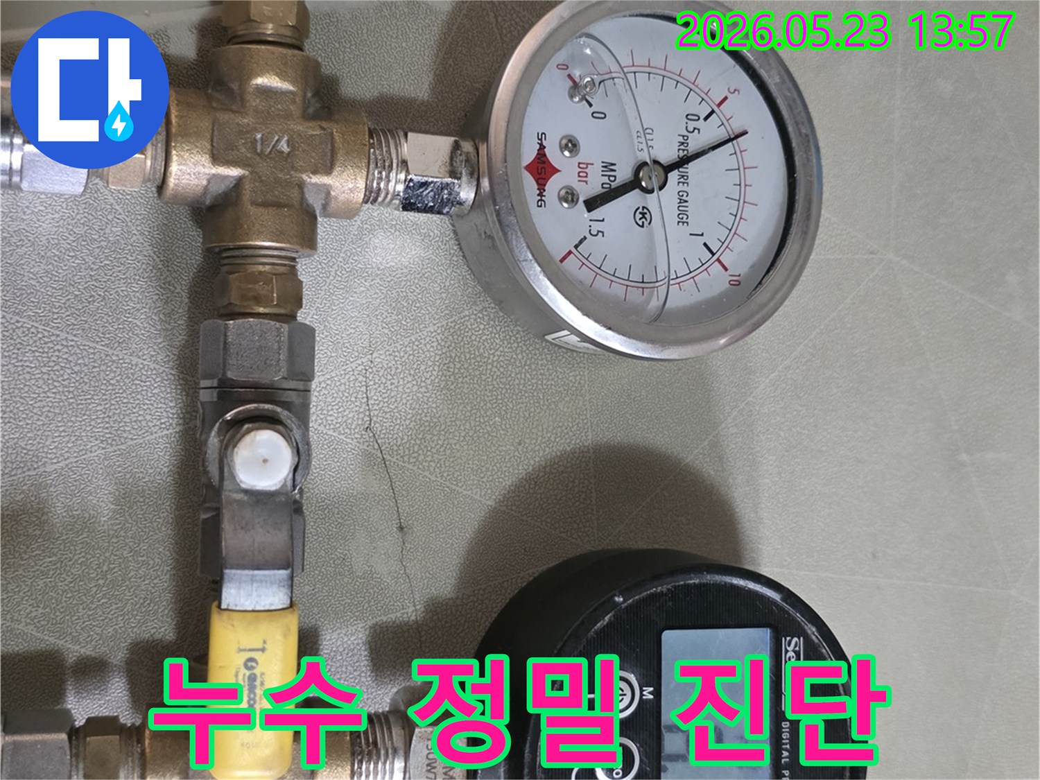 누수-탐지-전문가가-배관-압력-측정을-위해-아날로그와-디지털-게이지를-설치한-장면