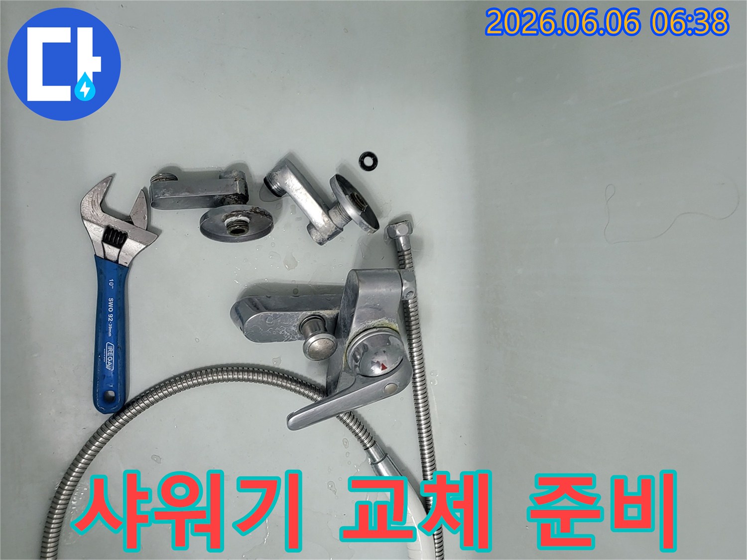 욕조에-분리된-오래된-샤워기-부품들과-수리-공구가-놓여-욕실-누수-해결을-위한-교체-작업-준비-사진입니다