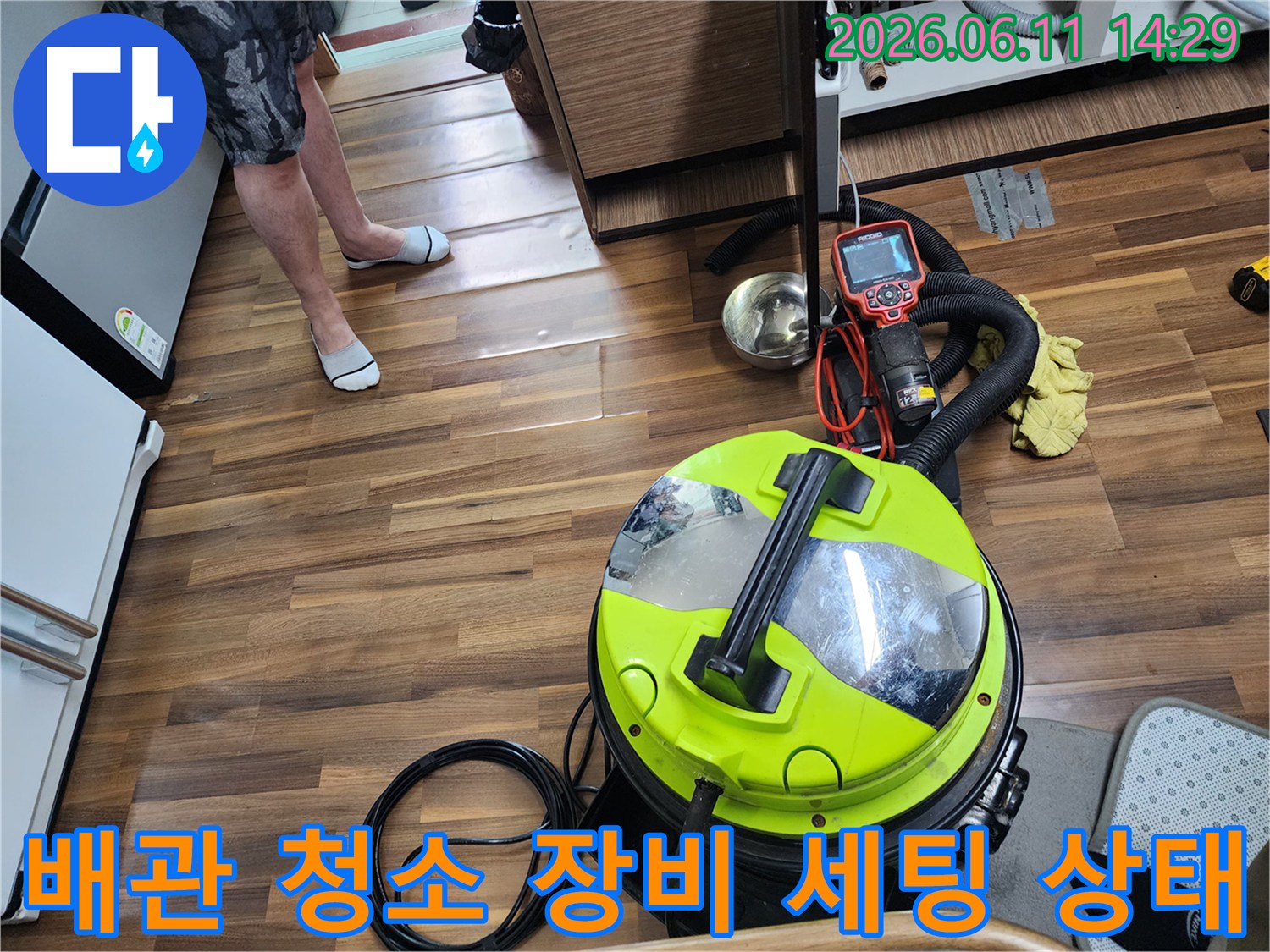 현장에서-사용하는-석션기-및-내시경-장비의-근접-사진입니다.