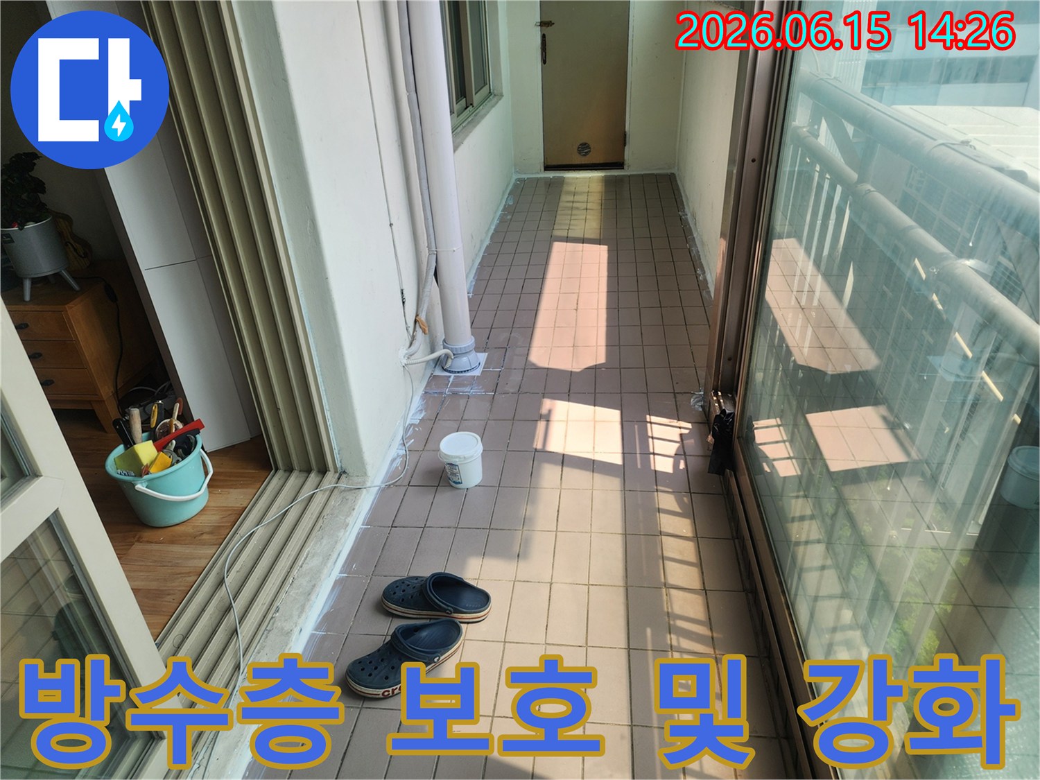 이 이미지는-인천 동구 아파트 베란다에서-누수 방수 작업을 통해-방수층을 보호하고-강화하는 현장을-보여줍니다-새롭게 시공된 방수층이-견고하고 튼튼하게-자리 잡고 있습니다
