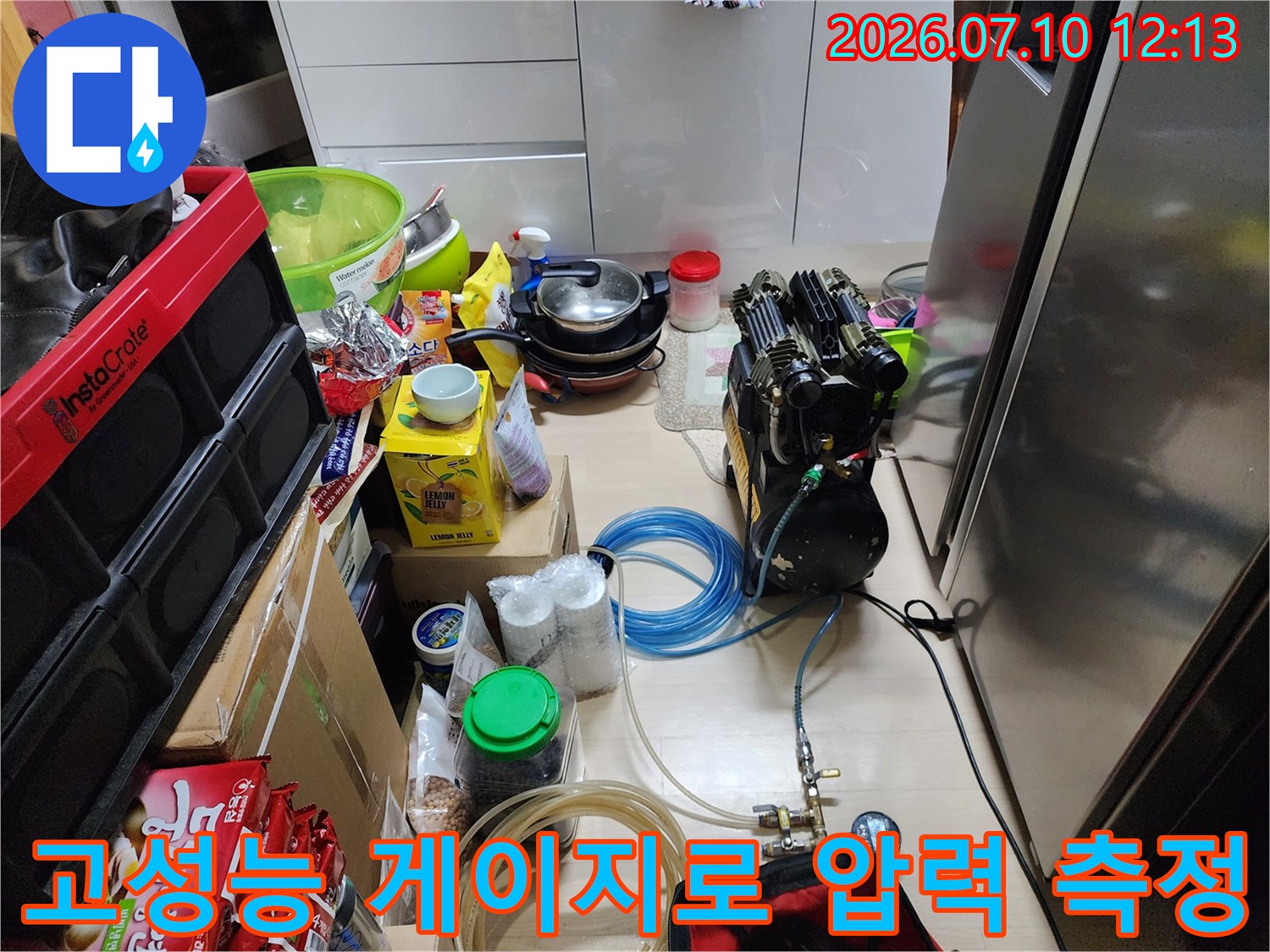 정밀 압력계와 연결된 배관라인을 통해 누수 발생 여부를 꼼꼼히 점검하는 장면