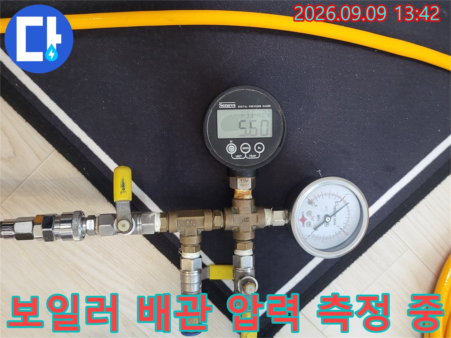배관 연결 부위에 설치된 압력계와 공압 공급 호스