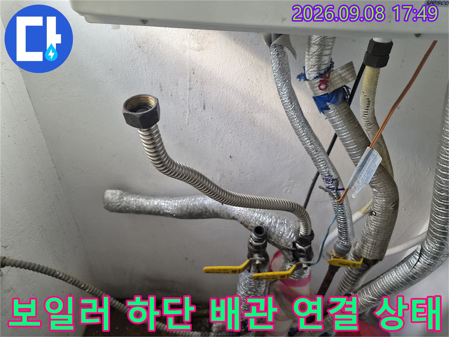 은색 보온재가 씌워진 여러 개의 배관과 노란색 밸브의 모습입니다.