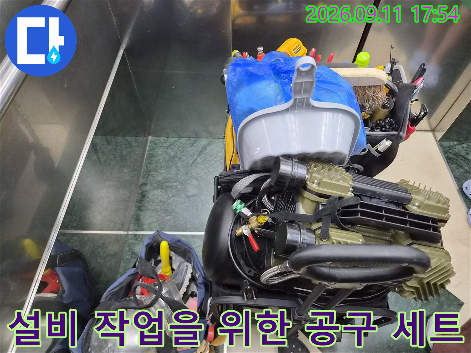 수전 배관의 꼬임을 해결하기 위해 현장에 배치된 전문 작업 도구입니다.